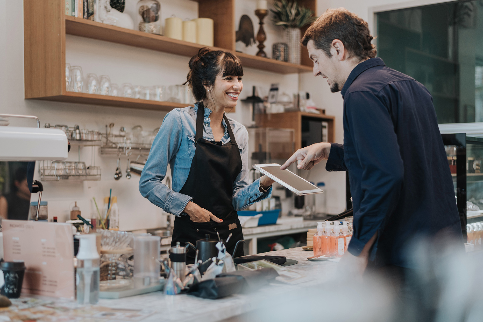 passage en caisse avec un terminal de paiement