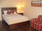 Chambre un lit Queen et divan/lit