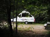 Camping rustique, tentes et/ou tentes-roulotte, camper et petit véhicule motorisé.