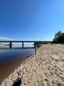 Pêche à la mouche sur la plage près du pont de la rivière Franquelin